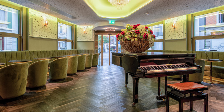 Lounge mit Pianobar