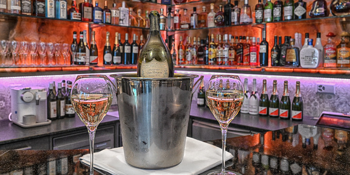 Eine stilvolle Bar mit edlem Ambiente, die ein umfangreiches Sortiment an internationalen Spirituosen aus aller Welt pr&auml;sentiert.